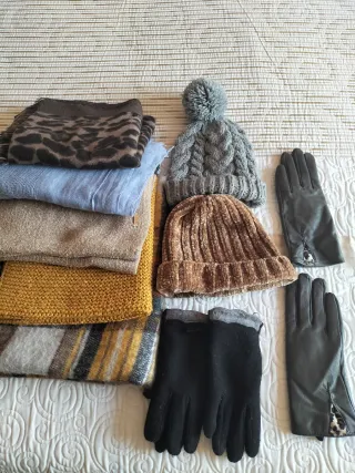 Bufandas y guantes sin estrenar