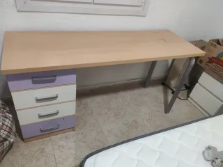 Tavolo da ufficio con cassetti