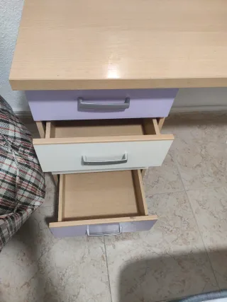 Tavolo da ufficio con cassetti