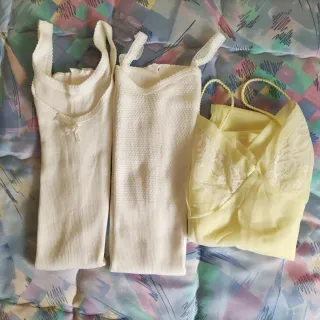 Camisetas interiores y combinación amarillo