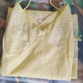 Camisetas interiores y combinación amarillo