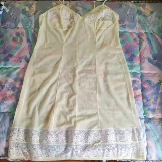 Camisetas interiores y combinación amarillo