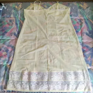 Camisetas interiores y combinación amarillo