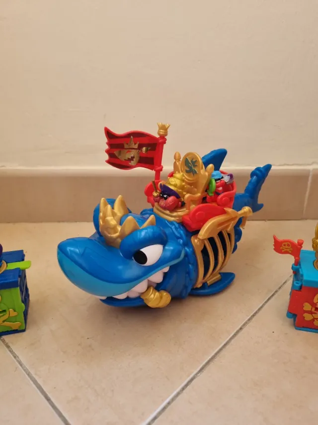 Superthings Tiburón Azul con Figuras
