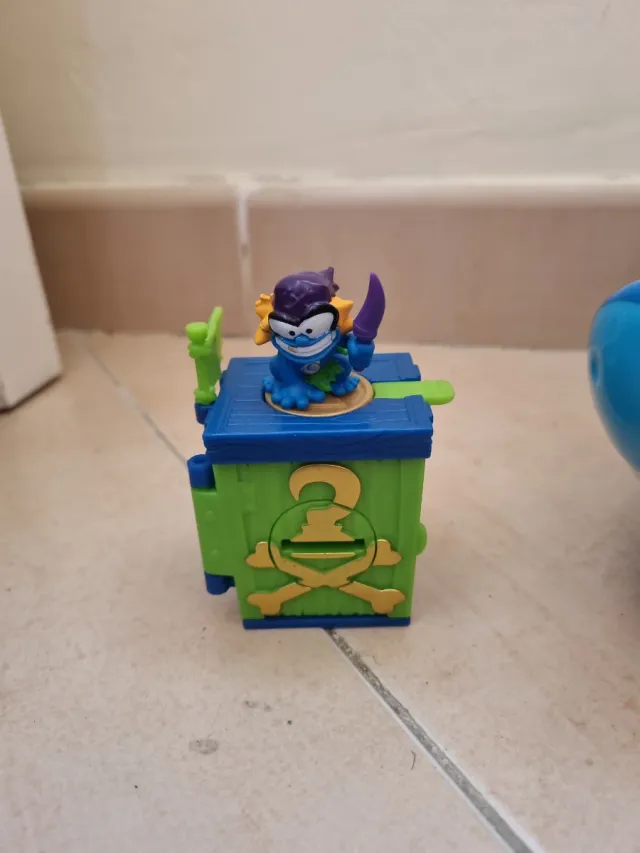 Superthings Tiburón Azul con Figuras