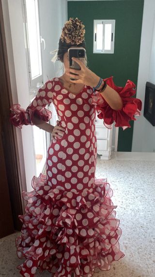 Traje de flamenca rojo con lunares blancos