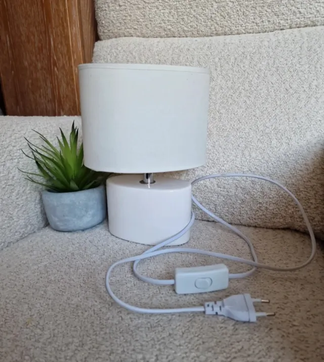 Lámpara de mesa blanca tela y plástico