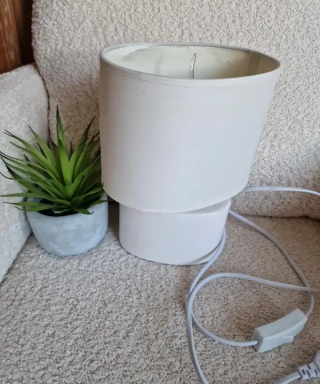 Lámpara de mesa blanca tela y plástico