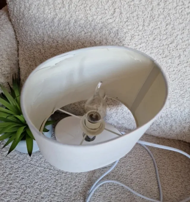 Lámpara de mesa blanca tela y plástico