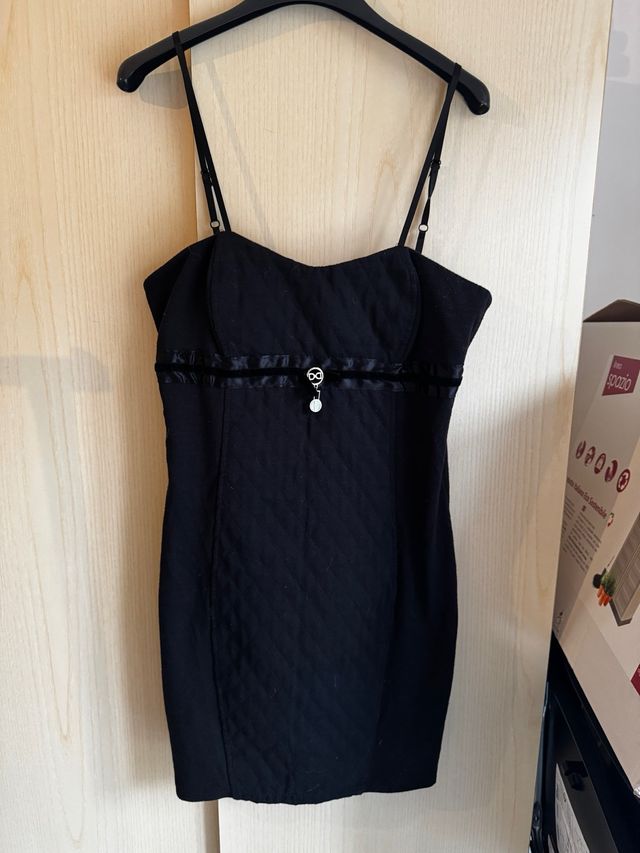 Vestito tubino nero con dettagli