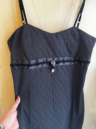 Vestito tubino nero con dettagli