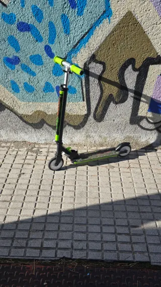 Patinete con luces en ruedas