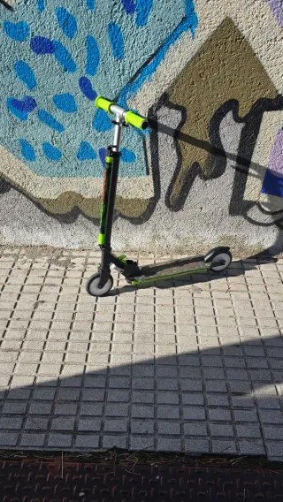 Patinete con luces en ruedas