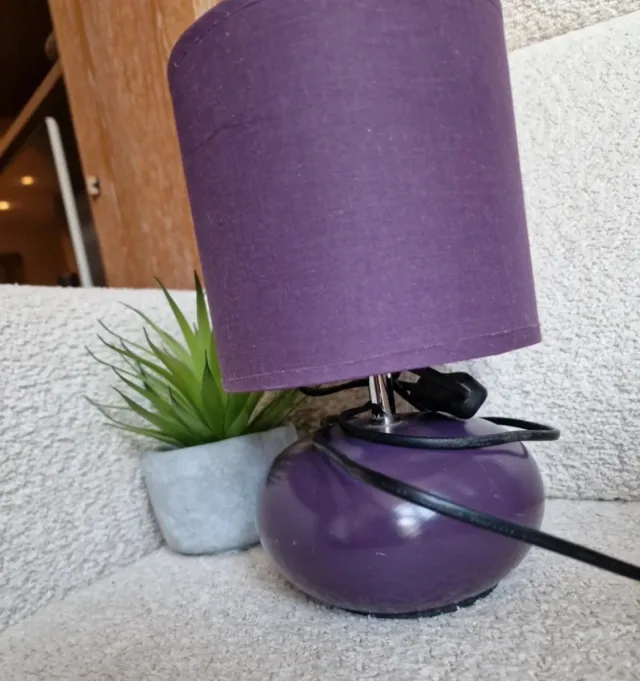 Lámpara de mesa morada