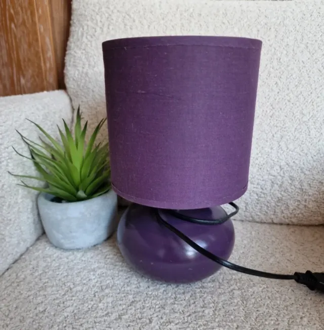 Lámpara de mesa morada
