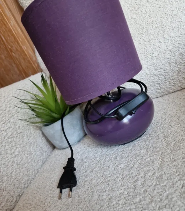 Lámpara de mesa morada