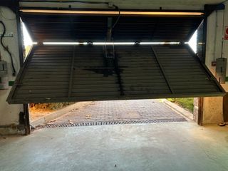 Puerta de garaje abatible