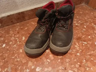 Botas de seguridad negras y rojas