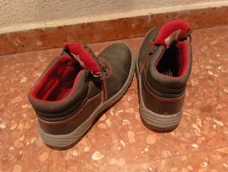 Botas de seguridad negras y rojas