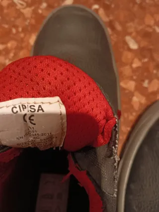 Botas de seguridad negras y rojas
