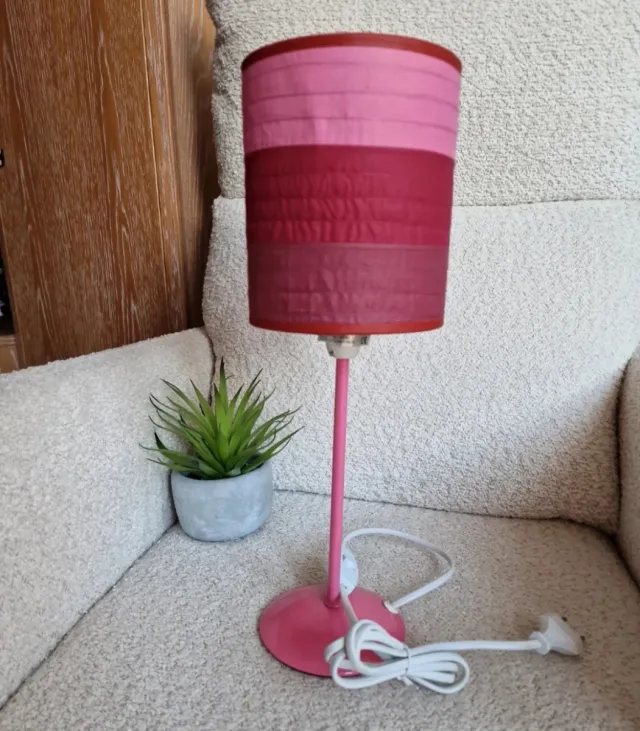 Lámpara de mesa rosa Maison