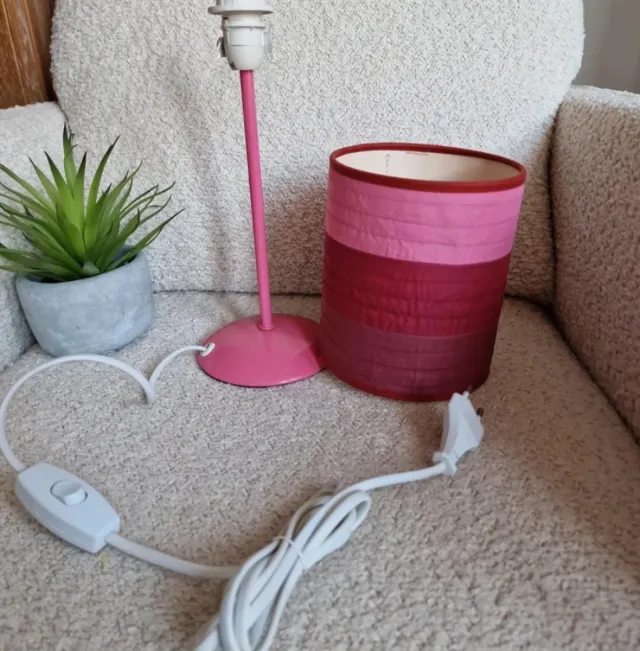 Lámpara de mesa rosa Maison