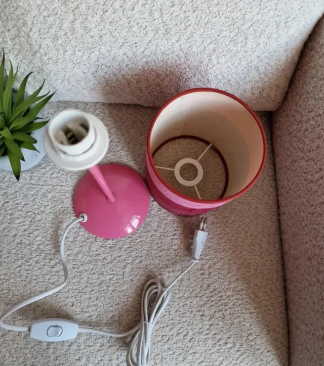 Lámpara de mesa rosa Maison