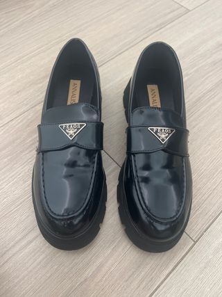 Mocasines negros charol con logo imitación PRADA