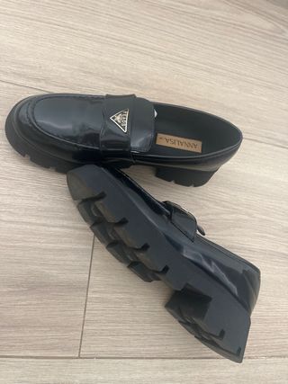 Mocasines negros charol con logo imitación PRADA