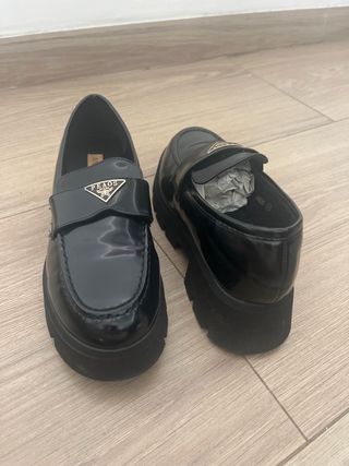 Mocasines negros charol con logo imitación PRADA