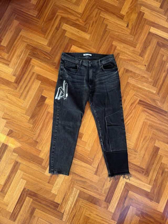 Pantalón vaquero Zara negro con diseño