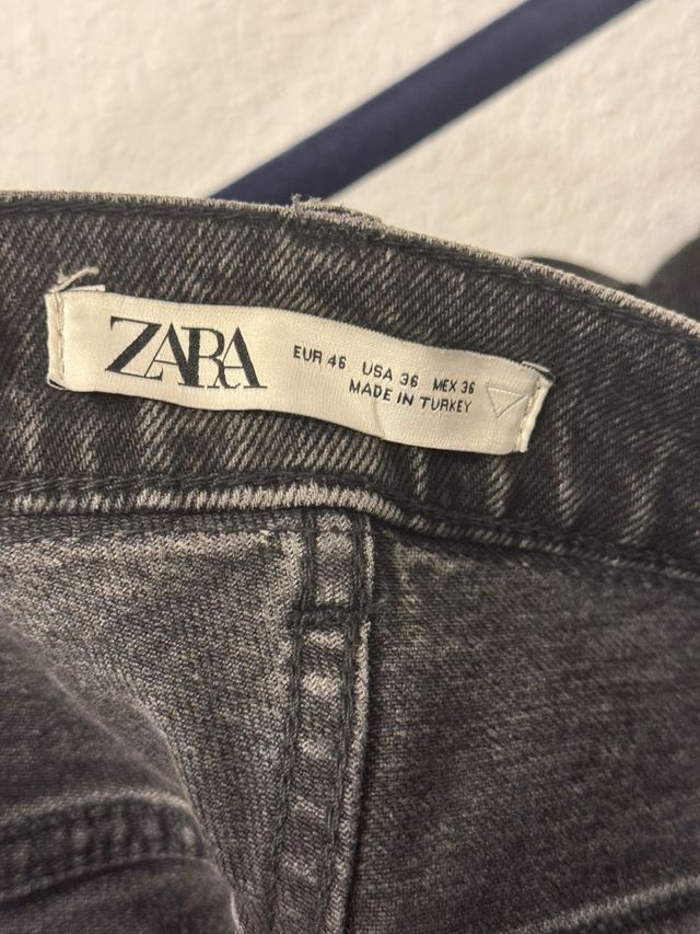 Pantalón vaquero Zara negro con diseño