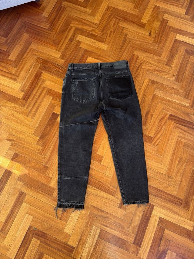 Pantalón vaquero Zara negro con diseño