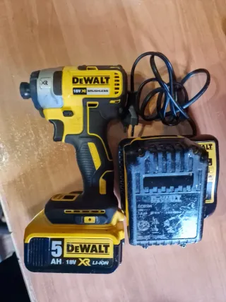 Atornillador de impacto DeWalt DCF887