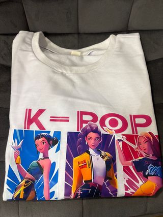 Camiseta K-Pop con diseño de 3 chicas.