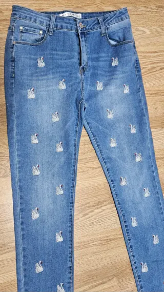 Jeans pitillo Sixte con cisnes bordados