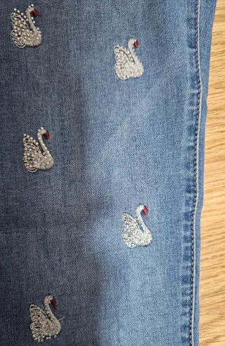 Jeans pitillo Sixte con cisnes bordados