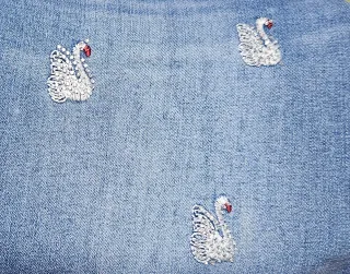Jeans pitillo Sixte con cisnes bordados