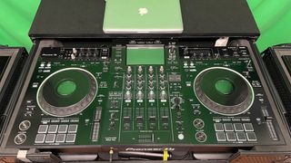 Pioneer XDJ-XZ + maleta con ruedas