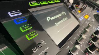 Pioneer XDJ-XZ + maleta con ruedas