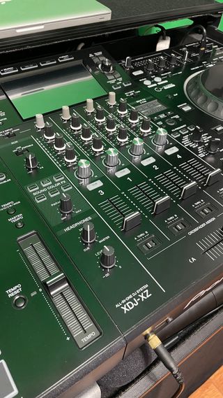 Pioneer XDJ-XZ + maleta con ruedas