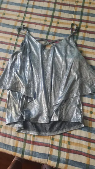 Blusa plateada brillante sin estrenar