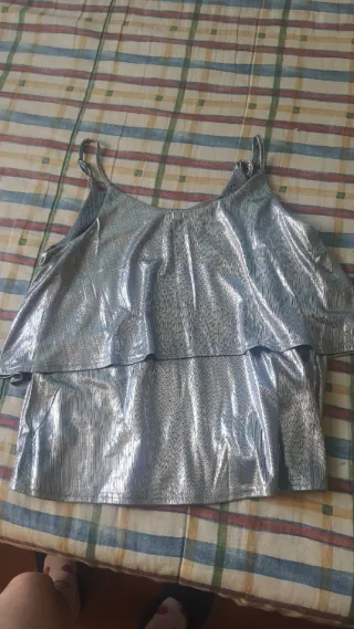 Blusa plateada brillante sin estrenar