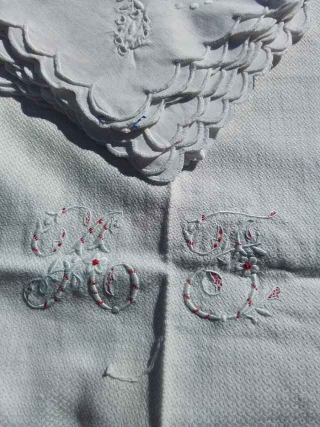 Mantel y servilletas antiguos de lino