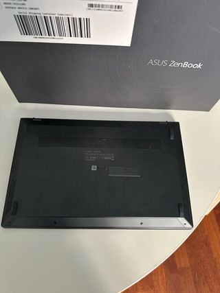 Asus Zenbook UM425Q - Portátil 14”
