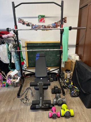 Rack de gimnasio con banco y accesorios