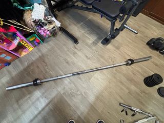 Rack de gimnasio con banco y accesorios