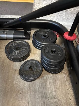 Rack de gimnasio con banco y accesorios