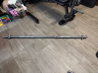 Rack de gimnasio con banco y accesorios