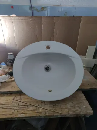 Pileta de baño blanca de porcelana tenemos 3